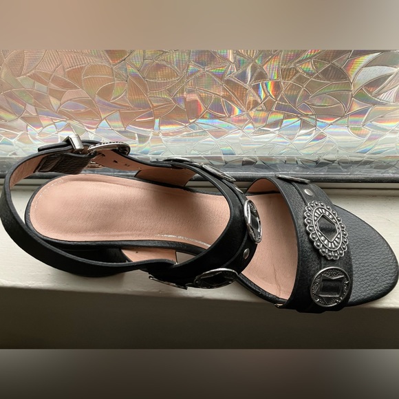 Strappy silver buckle sandals - Picture 2 of 6